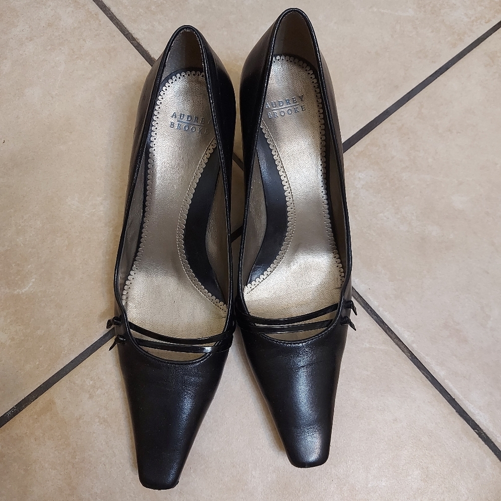 Audrey Brooke. Women's Black Leather Pumps Size 8 M